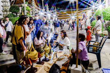 Bangkok 'taki Sutat Thep Savaş Tapınağı' nda etkinlikler, yerel halk ve ziyaretçiler fotoğraf çekmeye, dua etmeye ve gösteriyi izlemeye geldiler. Bangkok, Tayland. - 20 Haziran 2025.