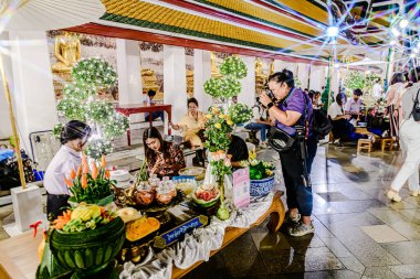 Bangkok 'taki Sutat Thep Savaş Tapınağı' nda etkinlikler, yerel halk ve ziyaretçiler fotoğraf çekmeye, dua etmeye ve gösteriyi izlemeye geldiler. Bangkok, Tayland. - 20 Haziran 2025.