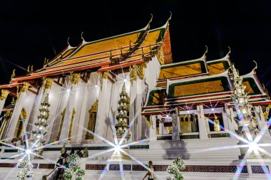 Bangkok 'taki Sutat Thep Savaş Tapınağı' nda etkinlikler, yerel halk ve ziyaretçiler fotoğraf çekmeye, dua etmeye ve gösteriyi izlemeye geldiler. Bangkok, Tayland. - 20 Haziran 2025.