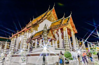 Bangkok 'taki Sutat Thep Savaş Tapınağı' nda etkinlikler, yerel halk ve ziyaretçiler fotoğraf çekmeye, dua etmeye ve gösteriyi izlemeye geldiler. Bangkok, Tayland. - 20 Haziran 2025.