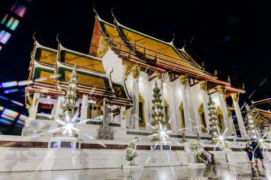 Bangkok 'taki Sutat Thep Savaş Tapınağı' nda etkinlikler, yerel halk ve ziyaretçiler fotoğraf çekmeye, dua etmeye ve gösteriyi izlemeye geldiler. Bangkok, Tayland. - 20 Haziran 2025.