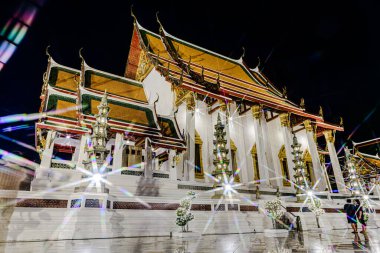 Bangkok 'taki Sutat Thep Savaş Tapınağı' nda etkinlikler, yerel halk ve ziyaretçiler fotoğraf çekmeye, dua etmeye ve gösteriyi izlemeye geldiler. Bangkok, Tayland. - 20 Haziran 2025.