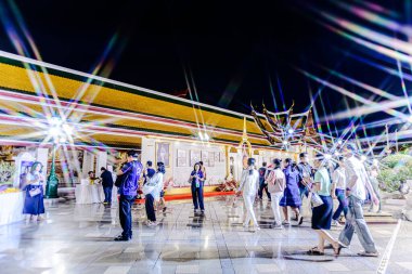 Bangkok 'taki Sutat Thep Savaş Tapınağı' nda etkinlikler, yerel halk ve ziyaretçiler fotoğraf çekmeye, dua etmeye ve gösteriyi izlemeye geldiler. Bangkok, Tayland. - 20 Haziran 2025.