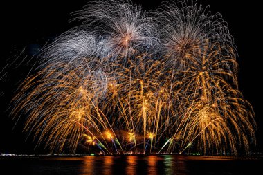 Pattaya, Tayland 'da düzenlenen Uluslararası Havai fişek Festivali' nde çok güzel havai fişek gösterisi. Kasım 2025. İzole edilmiş siyah arkaplan üzerinde bokeh ışık efektleri olan bulanık bir resim ya da bulanıklık.