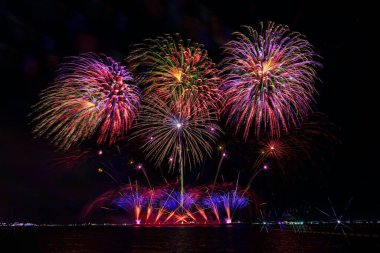 Pattaya, Tayland 'da düzenlenen Uluslararası Havai fişek Festivali' nde çok güzel havai fişek gösterisi. Kasım 2025. İzole edilmiş siyah arkaplan üzerinde bokeh ışık efektleri olan bulanık bir resim ya da bulanıklık.