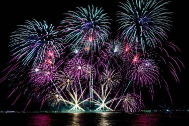Pattaya, Tayland 'da düzenlenen Uluslararası Havai fişek Festivali' nde çok güzel havai fişek gösterisi. Kasım 2025. İzole edilmiş siyah arkaplan üzerinde bokeh ışık efektleri olan bulanık bir resim ya da bulanıklık.