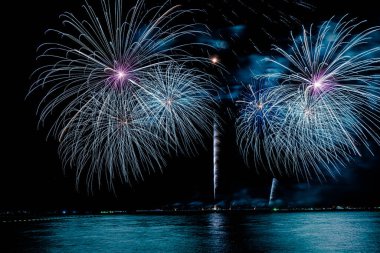 Pattaya, Tayland 'da düzenlenen Uluslararası Havai fişek Festivali' nde çok güzel havai fişek gösterisi. Kasım 2025. İzole edilmiş siyah arkaplan üzerinde bokeh ışık efektleri olan bulanık bir resim ya da bulanıklık.