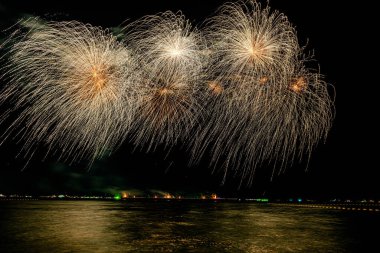 Pattaya, Tayland 'da düzenlenen Uluslararası Havai fişek Festivali' nde çok güzel havai fişek gösterisi. Kasım 2025. İzole edilmiş siyah arkaplan üzerinde bokeh ışık efektleri olan bulanık bir resim ya da bulanıklık.