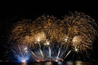 Pattaya, Tayland 'da düzenlenen Uluslararası Havai fişek Festivali' nde çok güzel havai fişek gösterisi. Kasım 2025. İzole edilmiş siyah arkaplan üzerinde bokeh ışık efektleri olan bulanık bir resim ya da bulanıklık.