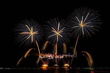 Pattaya, Tayland 'da düzenlenen Uluslararası Havai fişek Festivali' nde çok güzel havai fişek gösterisi. Kasım 2025. İzole edilmiş siyah arkaplan üzerinde bokeh ışık efektleri olan bulanık bir resim ya da bulanıklık.