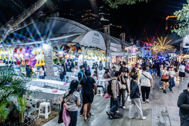 Lumpinee Park 'ta düzenlenen Tayland Kızılhaç Derneği' nin özel etkinliği, yerel halk ve gezginler bu bölgedeki etkinliklerin, oyunların ve yemek yemenin keyfini çıkarıyorlar. Bangkok, Tayland. - 10 Aralık 2025.
