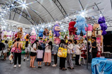 Lumpinee Park 'ta düzenlenen Tayland Kızılhaç Derneği' nin özel etkinliği, yerel halk ve gezginler bu bölgedeki etkinliklerin, oyunların ve yemek yemenin keyfini çıkarıyorlar. Bangkok, Tayland. - 10 Aralık 2025.