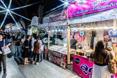Lumpinee Park 'ta düzenlenen Tayland Kızılhaç Derneği' nin özel etkinliği, yerel halk ve gezginler bu bölgedeki etkinliklerin, oyunların ve yemek yemenin keyfini çıkarıyorlar. Bangkok, Tayland. - 10 Aralık 2025.