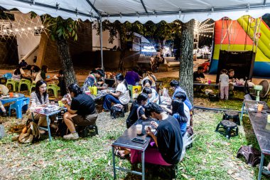 Lumpinee Park 'ta düzenlenen Tayland Kızılhaç Derneği' nin özel etkinliği, yerel halk ve gezginler bu bölgedeki etkinliklerin, oyunların ve yemek yemenin keyfini çıkarıyorlar. Bangkok, Tayland. - 10 Aralık 2025.
