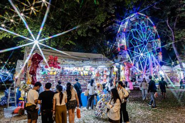 Lumpinee Park 'ta düzenlenen Tayland Kızılhaç Derneği' nin özel etkinliği, yerel halk ve gezginler bu bölgedeki etkinliklerin, oyunların ve yemek yemenin keyfini çıkarıyorlar. Bangkok, Tayland. - 10 Aralık 2025.