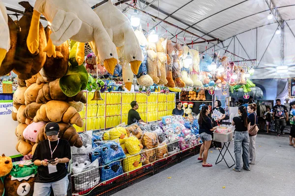 Lumpinee Park 'ta düzenlenen Tayland Kızılhaç Derneği' nin özel etkinliği, yerel halk ve gezginler bu bölgedeki etkinliklerin, oyunların ve yemek yemenin keyfini çıkarıyorlar. Bangkok, Tayland. - 10 Aralık 2025.