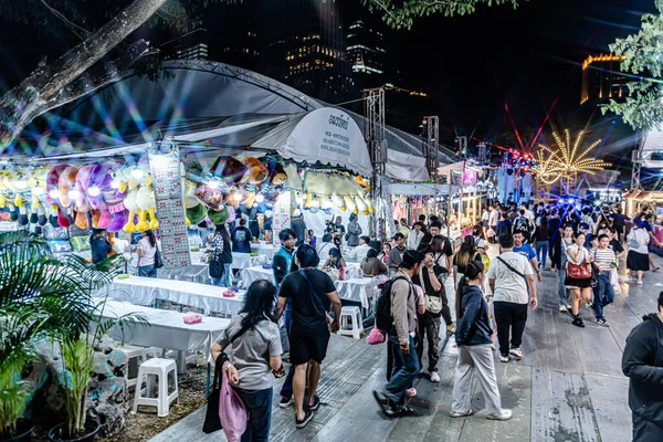 Lumpinee Park 'ta düzenlenen Tayland Kızılhaç Derneği' nin özel etkinliği, yerel halk ve gezginler bu bölgedeki etkinliklerin, oyunların ve yemek yemenin keyfini çıkarıyorlar. Bangkok, Tayland. - 10 Aralık 2025.