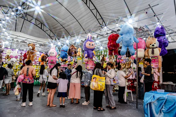 Lumpinee Park 'ta düzenlenen Tayland Kızılhaç Derneği' nin özel etkinliği, yerel halk ve gezginler bu bölgedeki etkinliklerin, oyunların ve yemek yemenin keyfini çıkarıyorlar. Bangkok, Tayland. - 10 Aralık 2025.