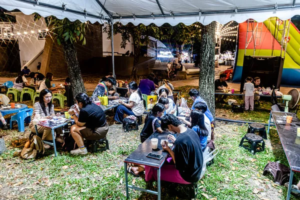 Lumpinee Park 'ta düzenlenen Tayland Kızılhaç Derneği' nin özel etkinliği, yerel halk ve gezginler bu bölgedeki etkinliklerin, oyunların ve yemek yemenin keyfini çıkarıyorlar. Bangkok, Tayland. - 10 Aralık 2025.