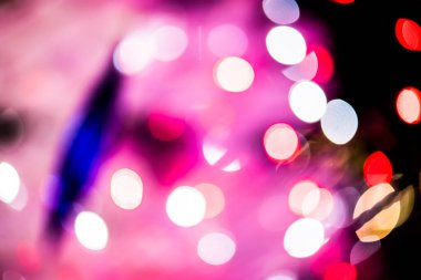 Altın parıltı, cam top ve altın top Noel ağacında seçici odak altında ve bazı bölgelerde bulanık.