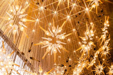 Tayland 'daki en iyi alışveriş merkezi Icon Siyam' ın içini ve dışını seyret. Çeşitli dükkanlar, yiyecekler, hediyelik eşya koleksiyonları dünyanın dört bir yanından gelen tüm yerel müşteriler ve turistler için iyi şeyler mevcuttur..