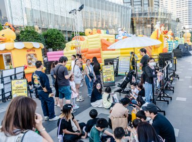 Tayland 'daki en iyi alışveriş merkezi Icon Siyam' ın içini ve dışını seyret. Çeşitli dükkanlar, yiyecekler, hediyelik eşya koleksiyonları dünyanın dört bir yanından gelen tüm yerel müşteriler ve turistler için iyi şeyler mevcuttur..