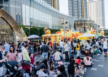 Tayland 'daki en iyi alışveriş merkezi Icon Siyam' ın içini ve dışını seyret. Çeşitli dükkanlar, yiyecekler, hediyelik eşya koleksiyonları dünyanın dört bir yanından gelen tüm yerel müşteriler ve turistler için iyi şeyler mevcuttur..