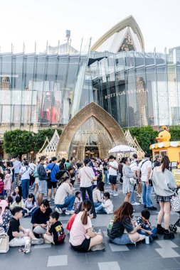 Tayland 'daki en iyi alışveriş merkezi Icon Siyam' ın içini ve dışını seyret. Çeşitli dükkanlar, yiyecekler, hediyelik eşya koleksiyonları dünyanın dört bir yanından gelen tüm yerel müşteriler ve turistler için iyi şeyler mevcuttur..