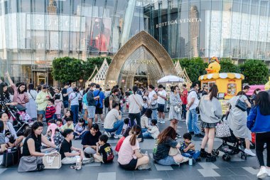 Tayland 'daki en iyi alışveriş merkezi Icon Siyam' ın içini ve dışını seyret. Çeşitli dükkanlar, yiyecekler, hediyelik eşya koleksiyonları dünyanın dört bir yanından gelen tüm yerel müşteriler ve turistler için iyi şeyler mevcuttur..