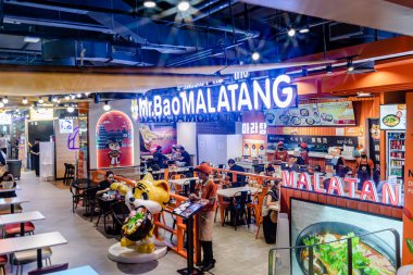 Tayland 'daki en iyi alışveriş merkezi Icon Siyam' ın içini ve dışını seyret. Çeşitli dükkanlar, yiyecekler, hediyelik eşya koleksiyonları dünyanın dört bir yanından gelen tüm yerel müşteriler ve turistler için iyi şeyler mevcuttur..