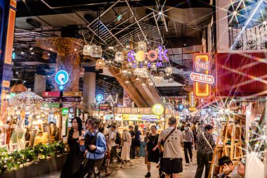 Tayland 'daki en iyi alışveriş merkezi Icon Siyam' ın içini ve dışını seyret. Çeşitli dükkanlar, yiyecekler, hediyelik eşya koleksiyonları dünyanın dört bir yanından gelen tüm yerel müşteriler ve turistler için iyi şeyler mevcuttur..