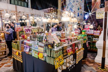 Tayland 'daki en iyi alışveriş merkezi Icon Siyam' ın içini ve dışını seyret. Çeşitli dükkanlar, yiyecekler, hediyelik eşya koleksiyonları dünyanın dört bir yanından gelen tüm yerel müşteriler ve turistler için iyi şeyler mevcuttur..