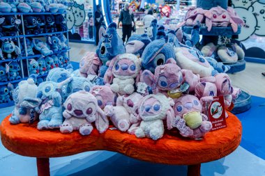 Tayland 'daki en iyi alışveriş merkezi Icon Siyam' ın içini ve dışını seyret. Çeşitli dükkanlar, yiyecekler, hediyelik eşya koleksiyonları dünyanın dört bir yanından gelen tüm yerel müşteriler ve turistler için iyi şeyler mevcuttur..