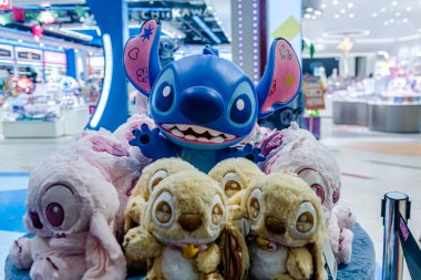 Tayland 'daki en iyi alışveriş merkezi Icon Siyam' ın içini ve dışını seyret. Çeşitli dükkanlar, yiyecekler, hediyelik eşya koleksiyonları dünyanın dört bir yanından gelen tüm yerel müşteriler ve turistler için iyi şeyler mevcuttur..