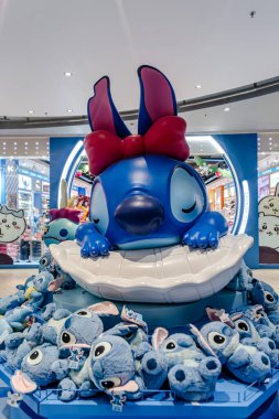 Tayland 'daki en iyi alışveriş merkezi Icon Siyam' ın içini ve dışını seyret. Çeşitli dükkanlar, yiyecekler, hediyelik eşya koleksiyonları dünyanın dört bir yanından gelen tüm yerel müşteriler ve turistler için iyi şeyler mevcuttur..