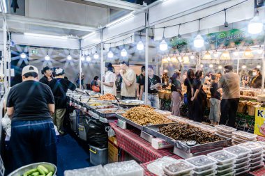 Bangkok 'taki QSNCC' de düzenlenen Tayland Uluslararası Seyahat Fuarı 'nda, bir çok yerli insan, turist ve ziyaretçinin ülke içinde ve dünya çapında seyahat planlarıyla alışverişe geldikleri bir etkinlik. Ocak 22-25, 2026.