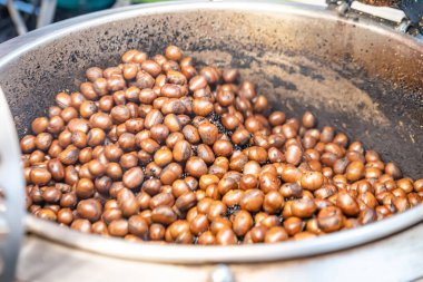 Bangkok 'taki Kasetsart Üniversitesi' nde düzenlenen 2026 Fuarı etkinliklerinde, Tayland sokak yemekleri ve oyunlarının çeşitli çeşitleri ziyaretçilere ve üniversitedeki öğrencilerin bazı gösterilerine ödül olarak sunuldu. Fotoğraf seçici odak tarafından çekildi.