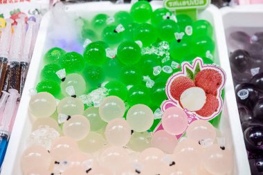 Bangkok 'taki Kasetsart Üniversitesi' nde düzenlenen 2026 Fuarı etkinliklerinde, Tayland sokak yemekleri ve oyunlarının çeşitli çeşitleri ziyaretçilere ve üniversitedeki öğrencilerin bazı gösterilerine ödül olarak sunuldu. Fotoğraf seçici odak tarafından çekildi.