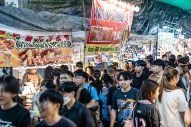 Bangkok 'taki Kasetsart Üniversitesi' nde düzenlenen 2026 Fuarı etkinliklerinde, Tayland sokak yemekleri ve oyunlarının çeşitli çeşitleri ziyaretçilere ve üniversitedeki öğrencilerin bazı gösterilerine ödül olarak sunuldu. Fotoğraf seçici odak tarafından çekildi.