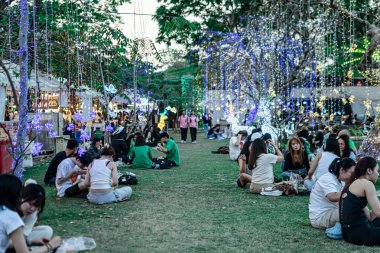 Bangkok 'taki Kasetsart Üniversitesi' nde düzenlenen 2026 Fuarı etkinliklerinde, Tayland sokak yemekleri ve oyunlarının çeşitli çeşitleri ziyaretçilere ve üniversitedeki öğrencilerin bazı gösterilerine ödül olarak sunuldu. Fotoğraf seçici odak tarafından çekildi.