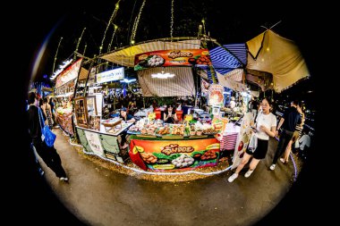 Bangkok 'taki Kasetsart Üniversitesi' nde düzenlenen 2026 Fuarı etkinliklerinde, Tayland sokak yemekleri ve oyunlarının çeşitli çeşitleri ziyaretçilere ve üniversitedeki öğrencilerin bazı gösterilerine ödül olarak sunuldu. Fotoğraf: Fisheye lens.