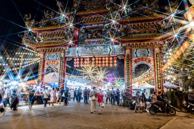 Bangpu 'daki Ruam Katanyu Vakfı' nda fener festivali. Burada yerel halk ve ziyaretçiler için Tayland sokak yemekleri satan bir sürü katılımcı dükkan var. Samutprakarn, Tayland. - 12 Şubat 2026.