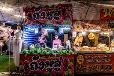 Bangpu 'daki Ruam Katanyu Vakfı' nda fener festivali. Burada yerel halk ve ziyaretçiler için Tayland sokak yemekleri satan bir sürü katılımcı dükkan var. Samutprakarn, Tayland. - 12 Şubat 2026.