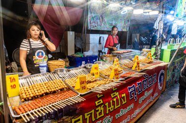 Bangpu 'daki Ruam Katanyu Vakfı' nda fener festivali. Burada yerel halk ve ziyaretçiler için Tayland sokak yemekleri satan bir sürü katılımcı dükkan var. Samutprakarn, Tayland. - 12 Şubat 2026.