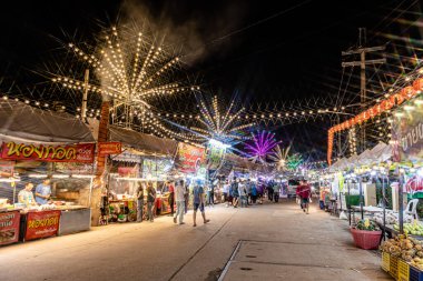Bangpu 'daki Ruam Katanyu Vakfı' nda fener festivali. Burada yerel halk ve ziyaretçiler için Tayland sokak yemekleri satan bir sürü katılımcı dükkan var. Samutprakarn, Tayland. - 12 Şubat 2026.