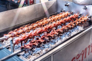 Bangpu 'daki Ruam Katanyu Vakfı' nda fener festivali. Burada yerel halk ve ziyaretçiler için Tayland sokak yemekleri satan bir sürü katılımcı dükkan var. Samutprakarn, Tayland. - 12 Şubat 2026.