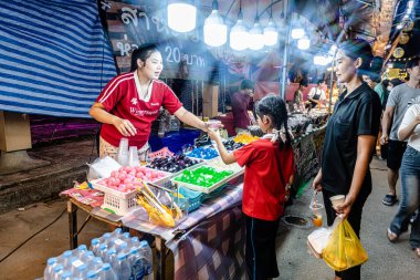 Bangpu 'daki Ruam Katanyu Vakfı' nda fener festivali. Burada yerel halk ve ziyaretçiler için Tayland sokak yemekleri satan bir sürü katılımcı dükkan var. Samutprakarn, Tayland. - 12 Şubat 2026.
