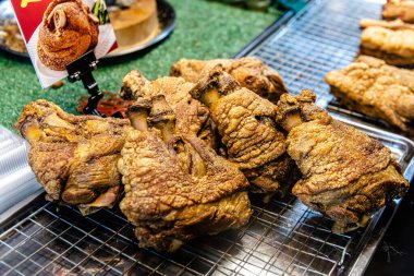 Bangpu 'daki Ruam Katanyu Vakfı' nda fener festivali. Burada yerel halk ve ziyaretçiler için Tayland sokak yemekleri satan bir sürü katılımcı dükkan var. Samutprakarn, Tayland. - 12 Şubat 2026.