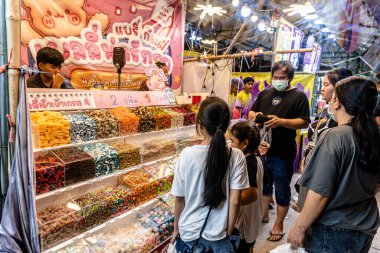 Bangpu 'daki Ruam Katanyu Vakfı' nda fener festivali. Burada yerel halk ve ziyaretçiler için Tayland sokak yemekleri satan bir sürü katılımcı dükkan var. Samutprakarn, Tayland. - 12 Şubat 2026.