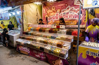 Bangpu 'daki Ruam Katanyu Vakfı' nda fener festivali. Burada yerel halk ve ziyaretçiler için Tayland sokak yemekleri satan bir sürü katılımcı dükkan var. Samutprakarn, Tayland. - 12 Şubat 2026.